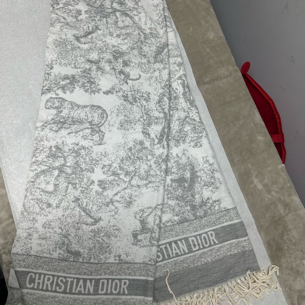 gray scarf - image 3